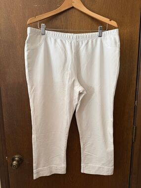 Classic White Straight-Leg Capri Pants